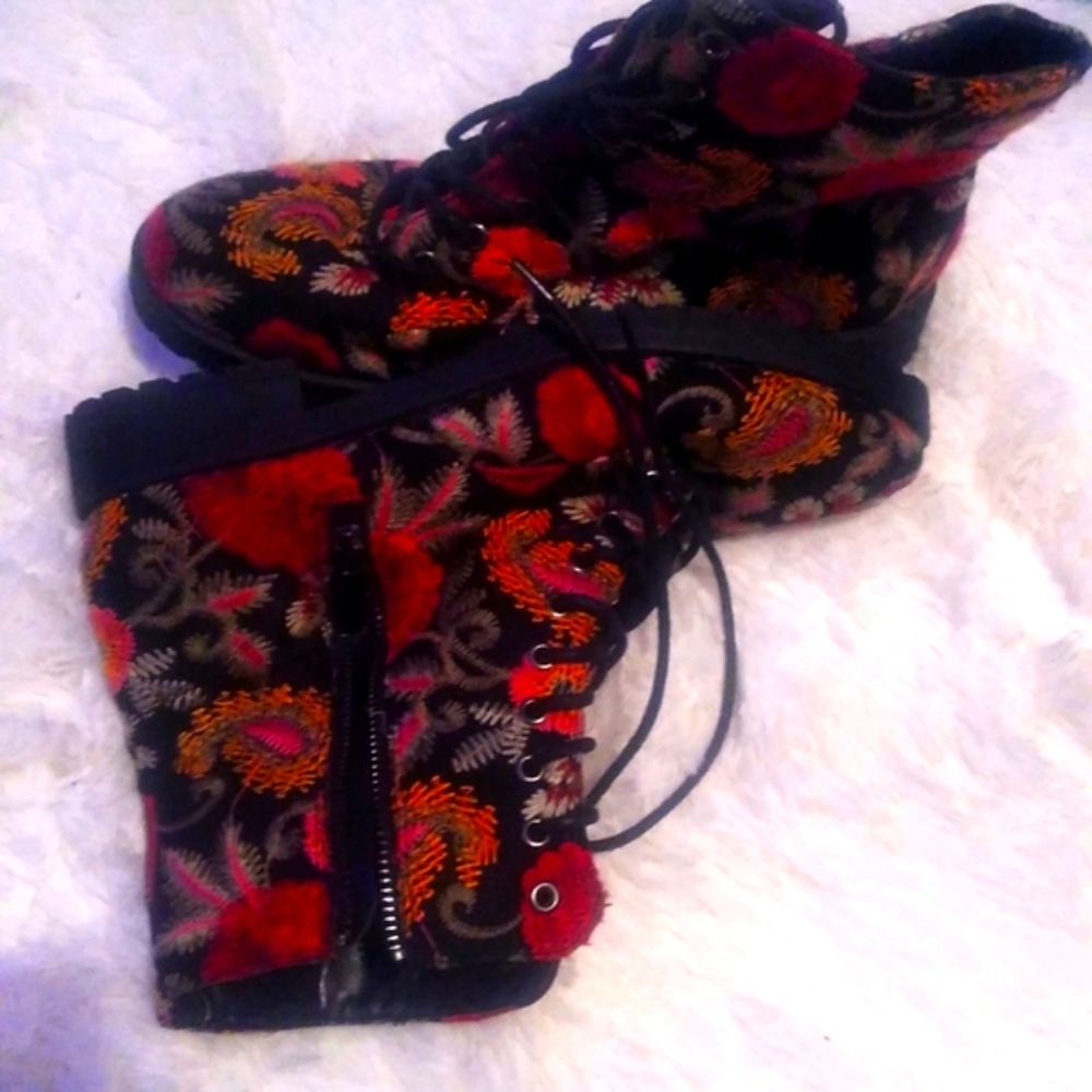 Beautiful comfortable boots zips on side also